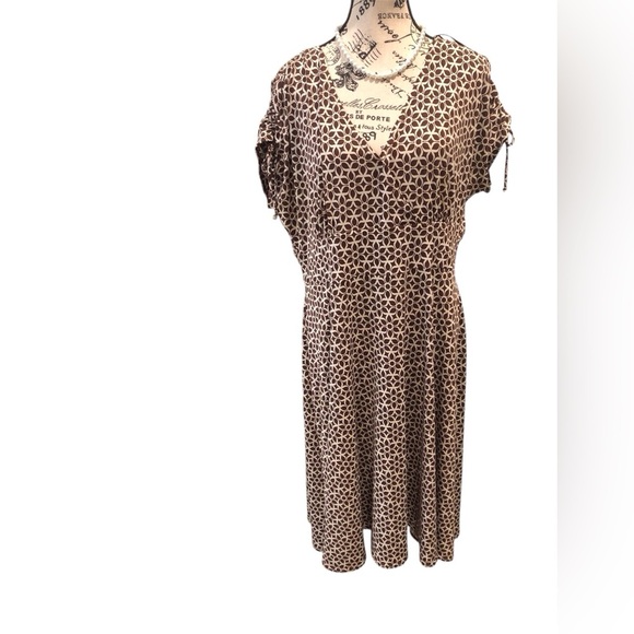 Dressbarn Sz 16 Brown and white Floral MIDI Dress V-Neck Tear Drop Back - Picture 1 of 7